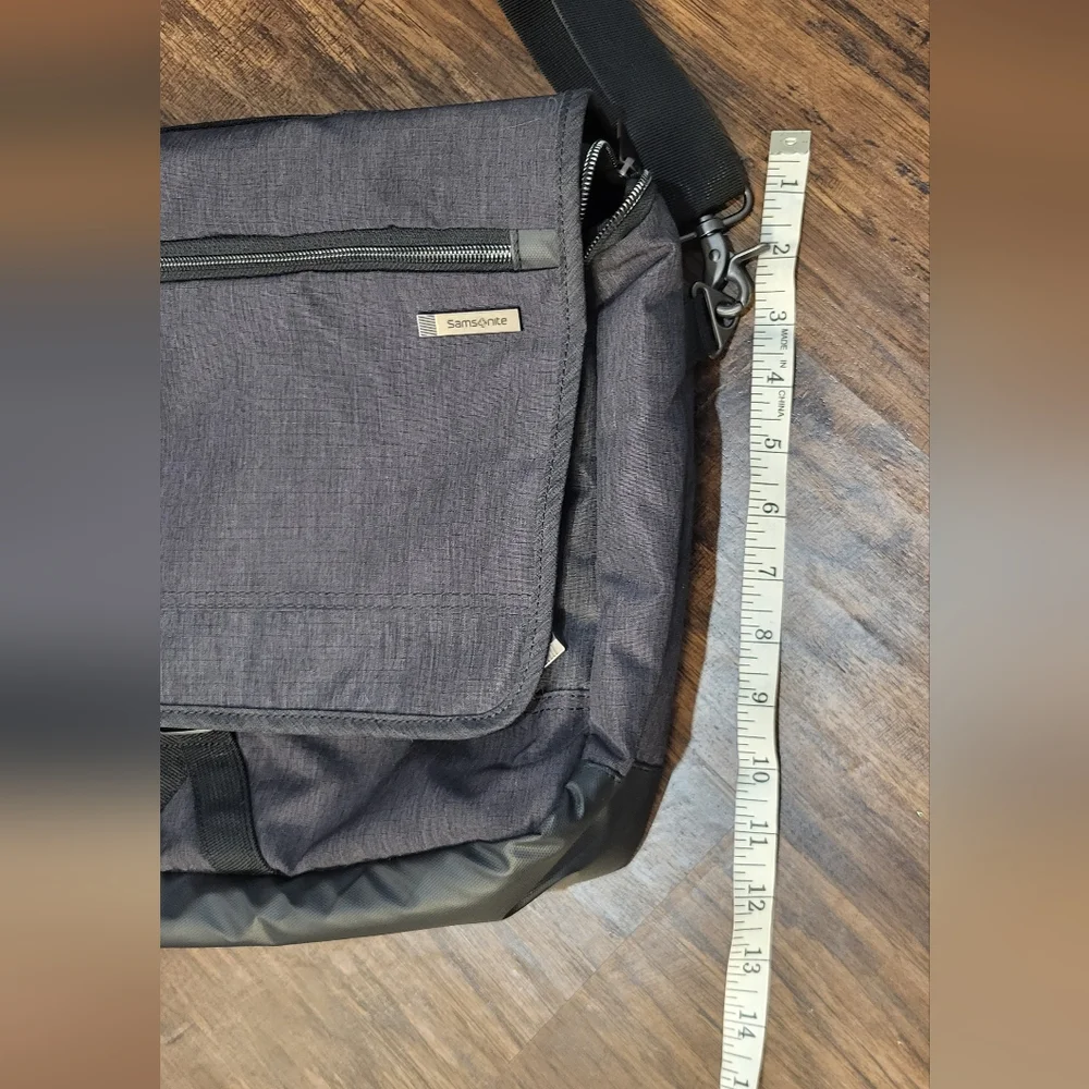 Samsonite Modern Utility Laptop Messenger Bag Commuter College Crossbody